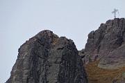 56 Maxi zoom  sulla croce del Pizzo del Becco